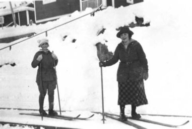 altes Schwarz Weis Bild von Skifahrern