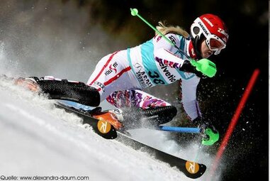 Skifahrerin bei abfahrt 