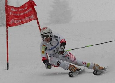 Skifahrerin bei abfahrt 